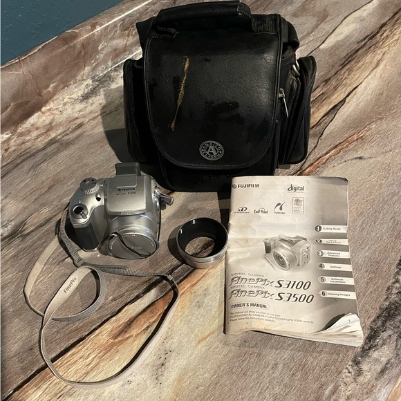 FINEPIX S3100 Digital Camera 6 times Zoom 4.0 MP Olympus XD Card. Case. Manual. - Picture 3 of 14
